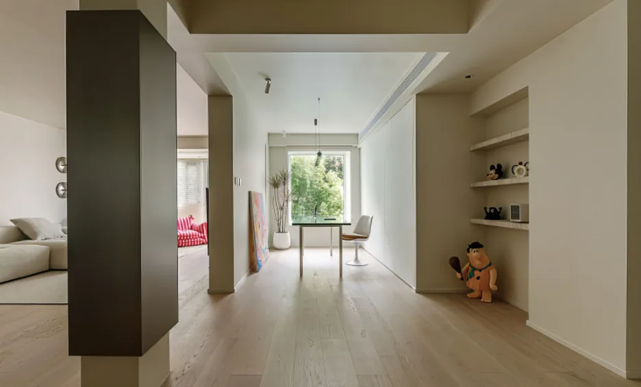 Cas de design d’intérieur complet: une maison aux couleurs dopantes et au caractère naturel